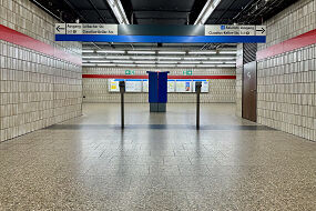 Westliches Sperrengeschoss im U-Bahnhof Karl-Preis-Platz