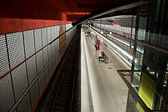 Blick vom Zwischengeschoss auf den U-Bahnhof Kreillerstraße