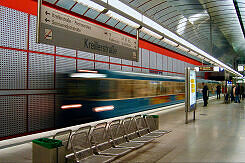 Einfahrender A-Wagen im U-Bahnhof Kreillerstraße