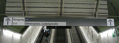 Leitsystem Odeonsplatz – Rolltreppe Richtung Ausgang Odeonsplatz