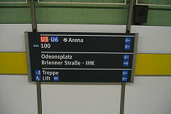 Leitsystem Odeonsplatz – Alte Beschilderung Bahnsteig