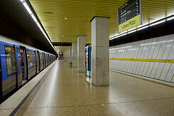 U-Bahnhof Laimer Platz mit wartendem C-Zug der U5