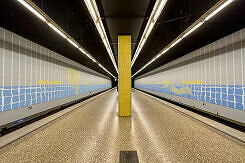 U-Bahnhof Michaelibad mit neu gestalteten Hintergleiswänden