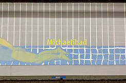 Neu gestaltete Hintergleiswand im U-Bahnhof Michaelibad