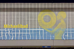 Neu gestaltete Hintergleiswand im U-Bahnhof Michaelibad