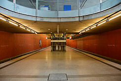 Östliches Bahnsteigende im U-Bahnhof Messestadt West