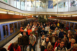 Besucherandrang beim 2. Ökumenischen Kirchentag im U-Bahnhof Messestadt West