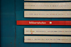 Details der Hintergleiswand im U-Bahnhof Milbertshofen