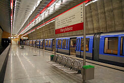 U-Bahnhof Mangfallplatz mit wartendem C-Zug