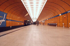 U-Bahnhof Marienplatz im Jahr 1974 mit alter Möblierung und alten Zugzielanzeigern