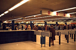 Fahrgastandrang im Sperrengeschoss am Marienplatz im Jahr 1974