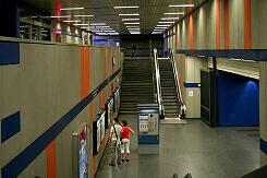 Nördliches Sperrengeschoss im U-Bahnhof Nordfriedhof