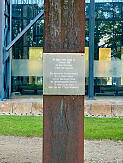 Stahlträger mit Inschrift zum Baubeginn der U-Bahn am Nordfriedhof
