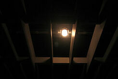 Glühbirne der Notbeleuchtung im U-Bahnhof Olympiazentrum