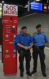 Notrufsäule im U-Bahnhof Hauptbahnhof (U4/U5) mit zwei Mitarbeitern der U-Bahn-Wache