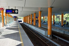 U-Bahnhof Neuperlach Süd nach dem Umbau, links das Gleis der S-Bahn