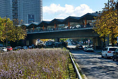 U-Bahnhof Neuperlach Süd über der Carl-Wery-Straße von Norden gesehen