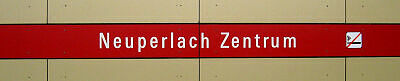 Stationsschild U-Bahnhof Neuperlach Zentrum vor der Neugestaltung (2006)