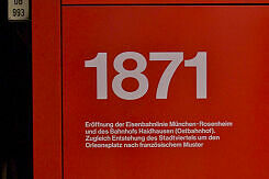 Inschrift im U-Bahnhof Ostbahnhof zur Eröffnung des Bahnhofs 1871 Inschrift im U-Bahnhof Ostbahnhof zur Eröffnung des Bahnhofs 1871