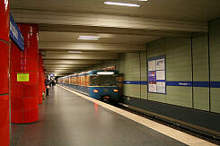 U-Bahnhof Odeonsplatz (U3/U6) mit ausfahrendem A-Wagen