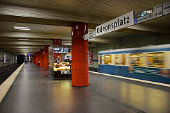 U-Bahnhof Odeonsplatz (U3/U6) mit Bahnsteigkiosk (zwischenzeitlich abgebaut)