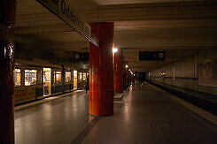 Aktivierte Notbeleuchtung während Stromausfall im U-Bahnhof Odeonsplatz (U3/U6)