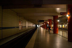Aktivierte Notbeleuchtung während Stromausfall im U-Bahnhof Odeonsplatz (U3/U6)