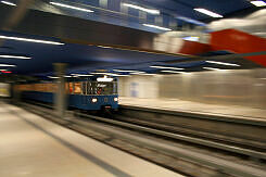 Einfahrender A-Wagen im U-Bahnhof Olympia-Einkaufszentrum (U1)