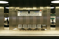 Sitzgruppe im U-Bahnhof Olympia-Einkaufszentrum (U1) mit angepasster Bahnsteigbeschriftung (2007)
