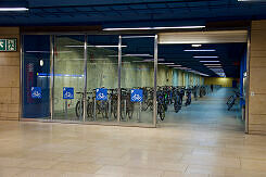 Bike+Ride-Anlage im U-Bahnhof Olympia-Einkaufszentrum über der Abstellanlage der U1