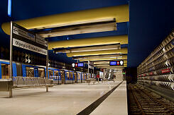 U-Bahnhof Olympia-Einkaufszentrum (U3), links der Eröffnungszug