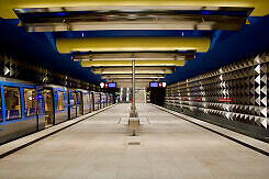 U-Bahnhof Olympia-Einkaufszentrum (U3), links der Eröffnungszug