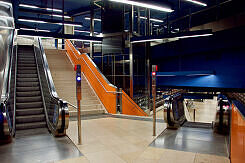 Zwischengeschoss zwischen den beiden Bahnsteigebenen im U-Bahnhof Olympia-Einkaufszentrum: oben U1, unten U3-Ebene