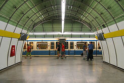 A-Wagen im U-Bahnhof Odeonsplatz (U4/U5)