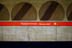 Schriftzug "Oberwiesenfeld" im U-Bahnhof Olympiazentrum