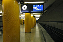 Neuer Zugzielanzeiger im U-Bahnhof Poccistraße