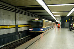 Einfahrender B-Wagen im U-Bahnhof Prinzregentenplatz