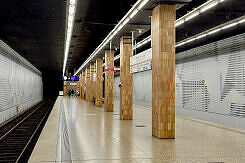 U-Bahnhof Quiddestraße mit neu gestalteten Hintergleiswänden