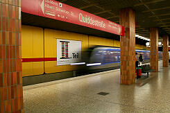 Einfahrender C-Zug im U-Bahnhof Quiddestraße