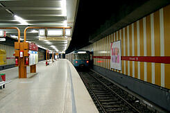 Ausfahrender A-Wagen im U-Bahnhof Rotkreuzplatz