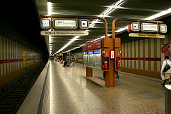 U-Bahnhof Rotkreuzplatz mit alten Zugzielanzeigern