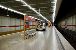 U-Bahnhof Rotkreuzplatz mit Bahnsteigkiosk (zwischenzeitlich abgebaut)