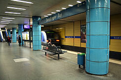Ausfahrender C-Zug im U-Bahnhof Sendlinger Tor (U3/U6) vor dem Umbau