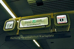 Zugzielanzeiger im U-Bahnhof Schwanthalerhöhe