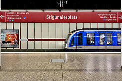 U-Bahnhof Stiglmaierplatz mit einfahrendem A-Wagen