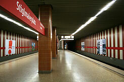 U-Bahnhof Stiglmaierplatz mit ursprünglicher Säulenverkleidung