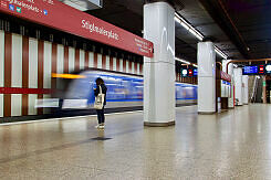 U-Bahnhof Stiglmaierplatz mit einfahrendem C2-Zug