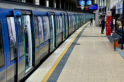 Abfahrbereiter C2-Zug im U-Bahnhof Scheidplatz