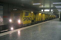 Schienenschleifzug der Firma Speno im U-Bahnhof Münchner Freiheit