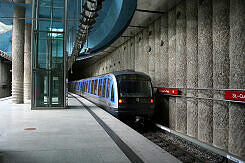 U-Bahnhof St.-Quirin-Platz mit ausfahrendem C-Zug